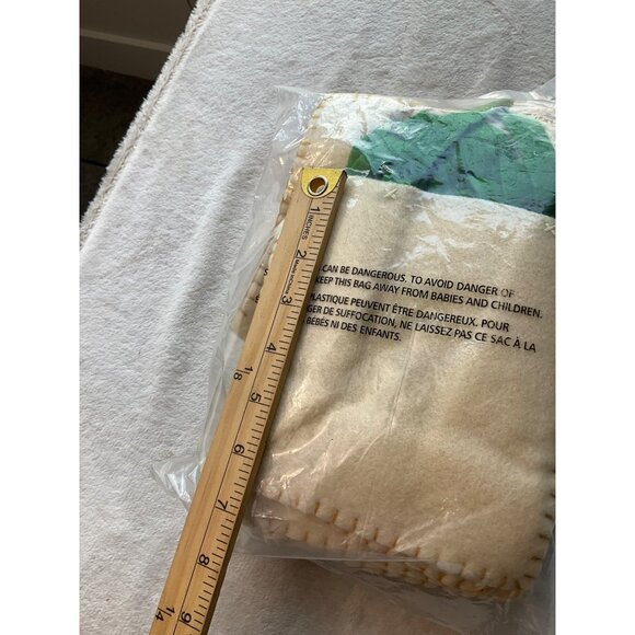 New Hallmark Expressions Christmas Holiday Paxk of 18 Felt Gift Bags 18 6.5"x6" - Picture 4 of 7